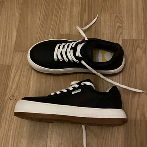 Sunnei sneakers - helt oanvända sunnei sneakers med skokartong. storlek 40 passar 41. köparen står för frakt 💚