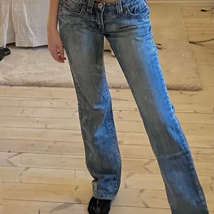 As snygga lågmidjade jeans - Väldigt snygga lågmidjade jeans med supersnygga detaljer på fickorna. Köpta här på plick men tyvärr för små. Fint skick men ett litet hål under ena fickan som inte märks (från tidigare ägare). Annars supersnygga jeans som jag hade hoppats på passat mig. Vet inte precis storlek men jag har 27/28 i jeans och tyvärr väldigt för små så skulle kunna gissa på 24/25.