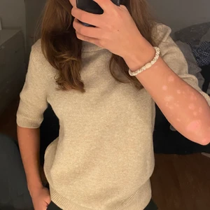 Stickad kortärmad  - Beige kortärmad stickad tröja (stickad t-shirtk) as fin köp för inte längesen alls och knappt använd, inte nopprig alls.😊