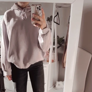 H&M hoodie - Säljer en pastel baby lila hoodie från H&M. Orginal priset var 299kr men säljer för 100