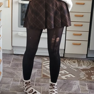 Brown pleated mini skirt  - Säljer denna super snygga kjolen för att att jag vill byta klädd still, har använt den max typ 9 gånger. Men ser sprinlansny har inga defekter eller hål. Köpte för 250 men säljer för 200