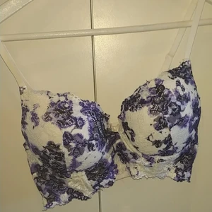 Bralette blommig  - Push up. Blå och vit blommig. Har spännbara axelband. Tre olika storlekar där bak så man kan dra In. Passar B/C kupor. Ett bra festplagg att ha under kostymen