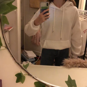 Hoodie från shein - En vanlig vit hoodie från shein. Använd ungefär 5 gånger så i bra skick. Priset går att diskutera❤️