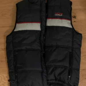 Dunväst - Dunväst i jättefint skick! Är fleece på insidan så det blir varmt. Skicka meddelande om ni vill ha fler bilder