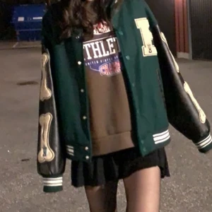 Jacka - En fin baseball jacka som tyvär är stor på mig då jag fick en storlek större. Köpte för 800 kr och använt bara några få gånger, finns inga fel på jackan. (Köparen står för frakt) 