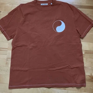 our legacy t shirt - Our legacy workshop t-shirt i storlek 48. Aldrig använd, köparen står för frakt 💚