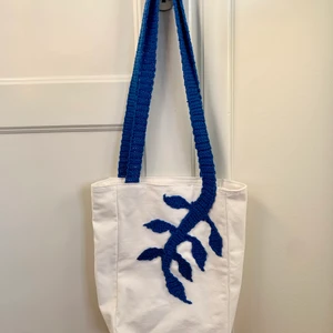 Tote bag - Superfin tote bag med blått virkat band. Perfekt att ha dator i/ta med till stranden med mera. Säljer för 50kr🌹