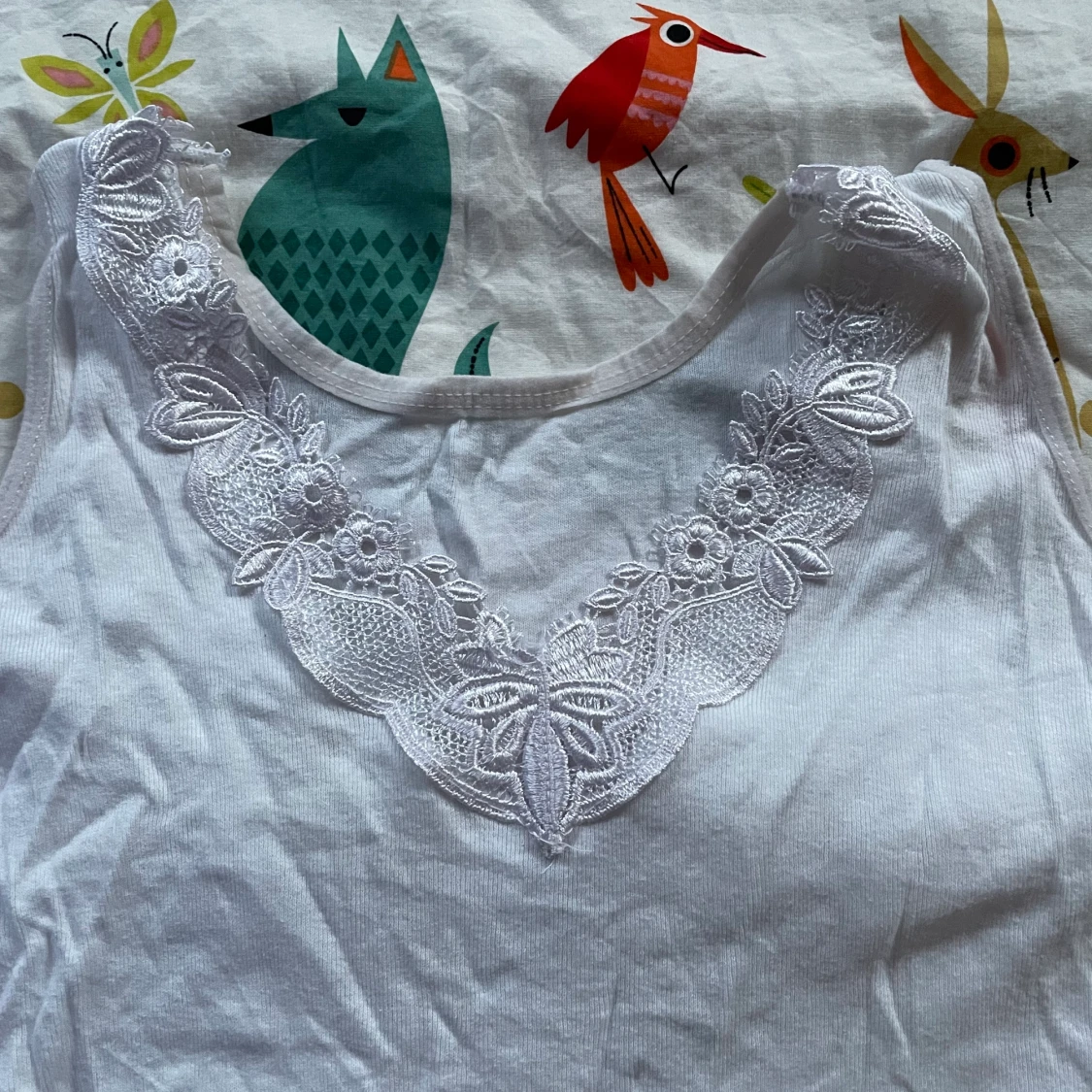 Vitt linne med spets  - 90