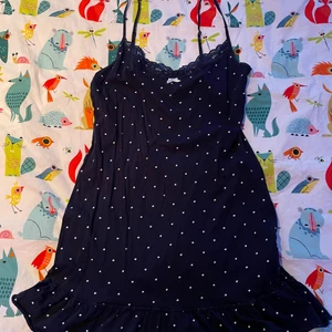 Klänning med stjärnor - Hej! säljer en marinblå klänning med vita stjärnor, vit rosett, marinblå spets vid bysten och en volang längst ner. Man kan sy om den till ett linne eller använda den som ett nattlinne eller faktiskt bara som den är! jättegullig