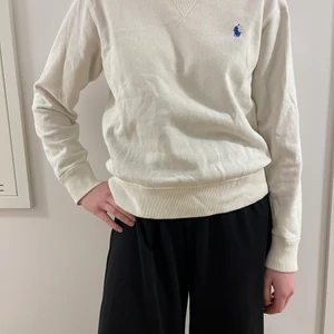 Vit Ralph laurentröja - Vit collagetröja, inte helt vit utan lite créme-vit. Blå logotyp på vänster bröst.