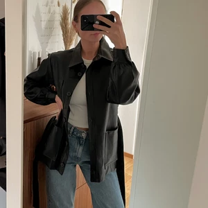 Faux leather shacket  - Faux leather shacket/klänning med bälte, köpt på NAKD för 699, helt ny 🌸 strl 40 så lite oversize på mig som har 36/38 men passar nog 40 också 🌸