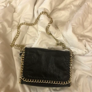 Tiamoväska - Säljer min super snygga tiamoväska, priset kan diskuteras och frakt ingår inte i priset, hör av dig vid fler frågor💕