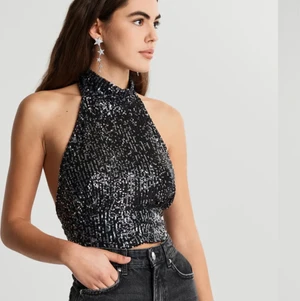 Fest topp  - Säljer denna då jag inte tycker att den passade mig, använd en gång. Storleks lappen stack ut vid sidan så den är avklippt, själva toppen är i storleken s, men eftersom att den går att knyta i ryggen kan man anpassa den hur man vill! 🤍 frakt betalas av köparen 