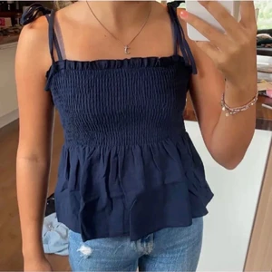 Volang topp - Så fin marinblå topp! Nästintill aldrig använd🖤Köpten står för frakten!