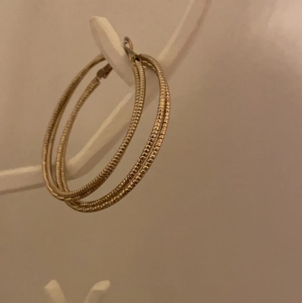 Snygga oanvända hoops jag fått i present. Har mycket örhängen och dessa är förstora för min smak därför säljer jag nu dem. Fint skick. Pris kan diskuteras🤗. Accessoarer.