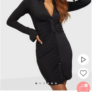 svart klänning - frakt ingår i pris! aldrig använd, fick i julklapp men den var för liten för mig och gick inte att lämna tillbaka då tiden hade gått ut. 