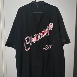 Chicago  - Chicago tröja med knappar, kan vara snyggare över en Hoodie som en flanell till våren. 100kr  köparen står för frakten 