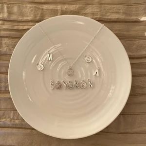 Halsband - Tessa Necklace🤍 45kr Fri frakt  Bestäm berlock själv! Två varianter Bokstäver A-Z 🤍