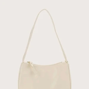 Vit väska - Vit liten axelväska. Inte så jättefint material på baksidan men kanske går att få bort. Använd 1 gång.