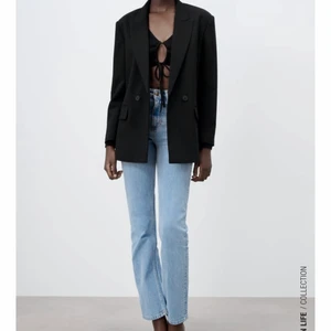 Kavaj från Zara - Säljer denna kavaj då den inte kommer till användning. Den är i storlek M och är lite overzised. Super snygg till vardags samt till en fest-outfit❤️❤️