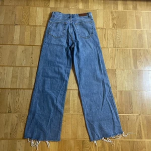 Snygga loose fit jeans - Loose fit jeans i bra skick. Perfekta på sommaren. Skicka meddelande om du har någon fråga☺ Pris kan såklart diskuteras. ❤