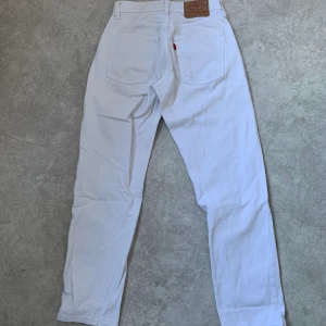 Levis 517 90’s - Ett par vita levis 517 made in UK (90-tal) i väldigt fint skick. Rak passform i benen, smalare midja. Stl w29 L32. 