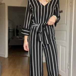 Byxdress - Svart vit byxdress från Monki. Den har ett väldigt behagligt material och är i fint skick. Passar perfekt nu till våren. 