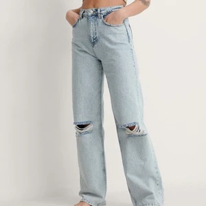 Jeans med hål - Jeans med hål på knäna från NA-KD. Knappt använda. Nypris 499kr