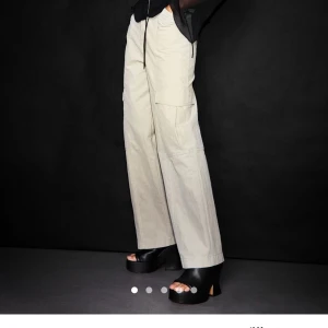 Cargo byxa beige  - Säljer denna byxa från H&M i beige. (( den är helt oanvänd!!))  Storlek 36. Säljer då jag drog av lappen & sen insåg att det var fel storlek. 
