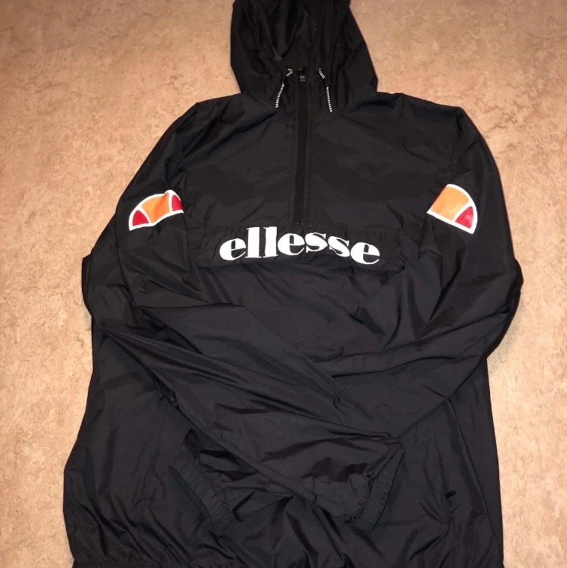 Ellese al acera  - 90