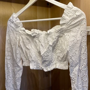 Vit sommartopp - Säljer denna superfina vår/sommar toppen från NAKD. Använd en gång. (Bilden i mitten är lånad). Hör av er vid frågor❣️❣️⭐️