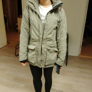 Vinter jacka från lundshags - Fin vinter jacka från lundshags i storlek small, jackan är beige grön.   