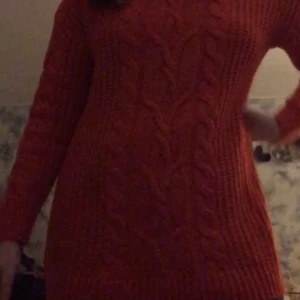 Stickad tröja  - Orange-röd, JÄTTE skön och lite längre. Hittar inte storleken men jag har L i vanliga fall