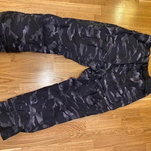 Skid/Snowboardbyxa - DOPE Skid/snowboardbyxa i storlek L. Använd 1 gång=nyskick