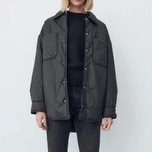 Jacka - Overshirt från Zara jätte fin jacka/overshirt i matt vattentät material i jättefin passform använd 2 ggr så helt som ny säljer för 200kr + frakt😁🤩