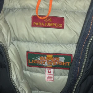 Pjs jacka - Säljer en pjs (parajumper) jacka i storlek M som är köpt ifrån Kidsbrandstore förra hösten. Priset kan diskuteras vid snabb affär❤️