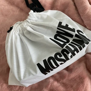 Love Moschino väska  - Helt ny moschino väska från johnells, har tyvärr inte kvittot 