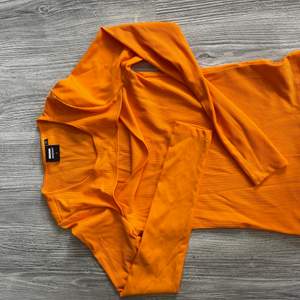 Orange tröja med lite öppning vid bysten, ny