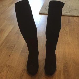 37 - Hej jag köpte skorna och dom passa inte mig så jag tänkte att jag ville sälja den