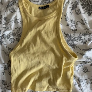 gul tröja - söt trendig gul tröja från zara som passar både s/m och som är knappt använd💛🤍💛🤍