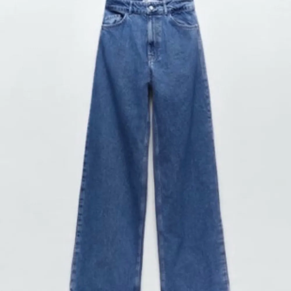 populära high wasted jeans från zara, mörkblå, nyskick, passar lite längre personer, jag är 171 och längden är perfekt för mig. Jeans & Byxor.