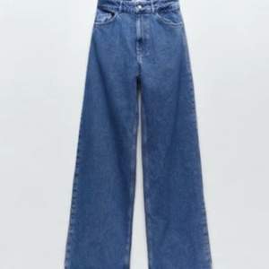 populära high wasted jeans från zara, mörkblå, nyskick, passar lite längre personer, jag är 171 och längden är perfekt för mig