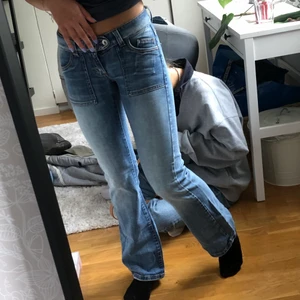low waist jeans - Såå snygga lowwaist bootcut jeans ifrån märket only, tyvärr för tighta för mig:(❤️ buda i kommentarerna från 60kr exkl frakt, köp direkt för 90kr exkl frakt!