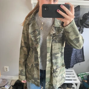 Camo jacka  - Säljer denna snygga camo jacka med små nit detaljer!!! Såå skön och bra nu till hösten❤️❤️❤️❤️