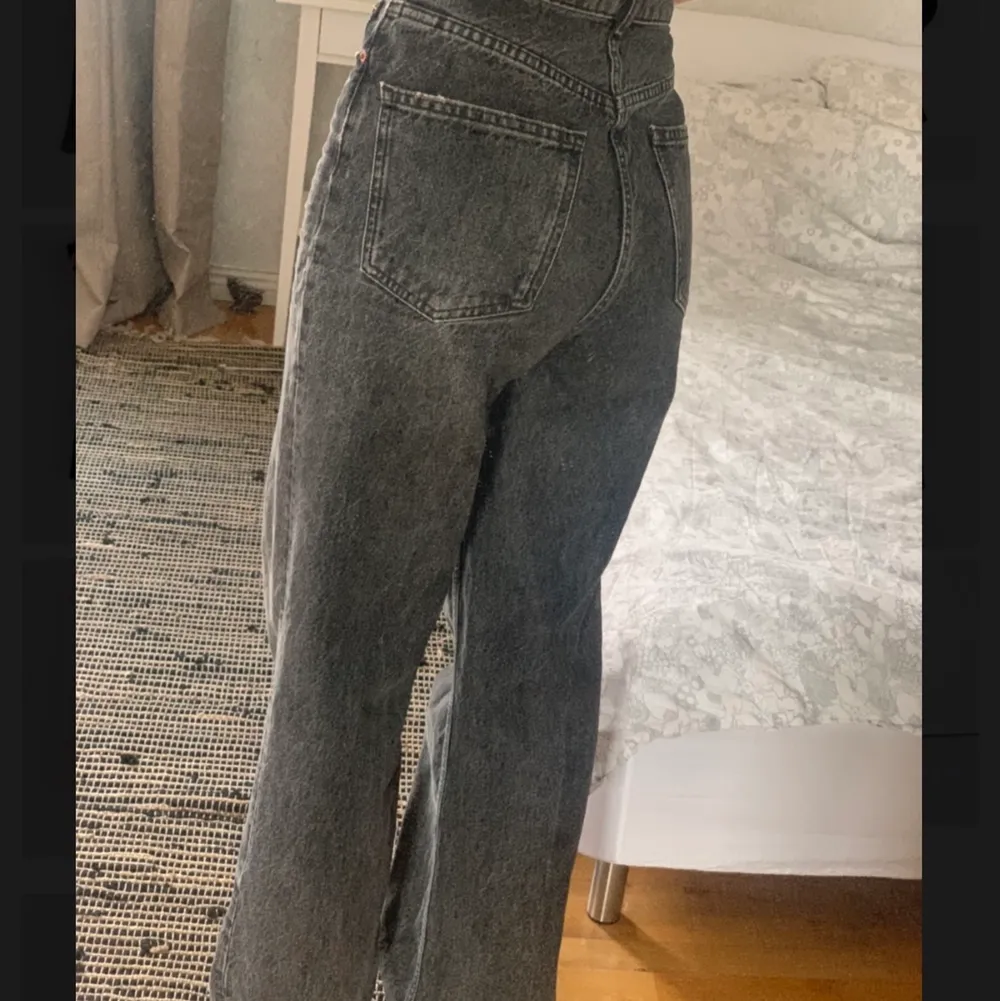 Intressekoll på mina Zara jeans då jag inte är helt säker på att jag vill sälja. Modellen heter ”90S full jeans in sentinel black” och är i strl 34. Har själv klippt av längden, men är fortfarande för långa på mig som är 160cm. Budet ligger på 220kr exklusive frakt ⭐️. Jeans & Byxor.