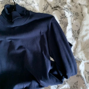 blå polotröja - jätteskön blå polo i typ tjock tröja material. det är barn storlek egentligen men sitter som s/m🦋✨