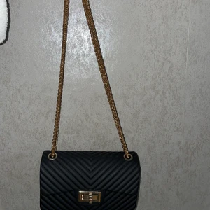 Handväska/axelväska  - Säljer min axelväska/handväska, du kan bestämma själv. Mycket bra skick 