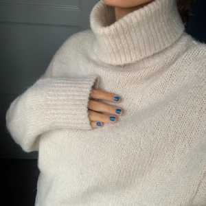 Beige stickad polotröja  - Säljer denna knappt använda tröja från H&M. Fint material vilket gör att även själva kragen är bekväm mot ansiktet och inte sticks. Storlek XS men passar även en S eller M då den är större i modellen. Hör av er vid frågor:) 