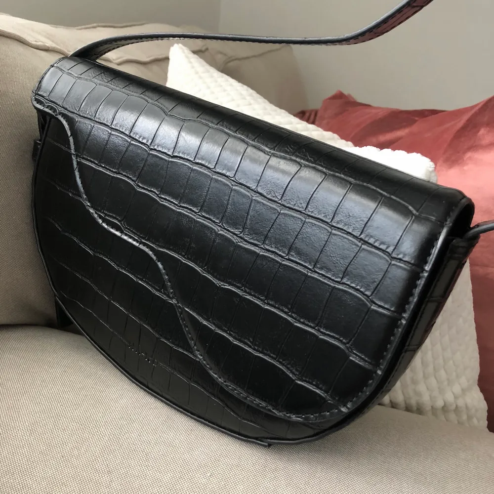 En svart, läderväska som jag inte använder längre. I bra skick 🖤. Väskor.