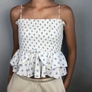 Topp - Supersöt topp från zara som inte går att få tag på längre, storlek m men passar mig som vanligtvis har xs/s💘 (lånade bilder)❣️